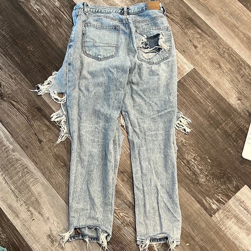 American Eagle ripped mom jeans!